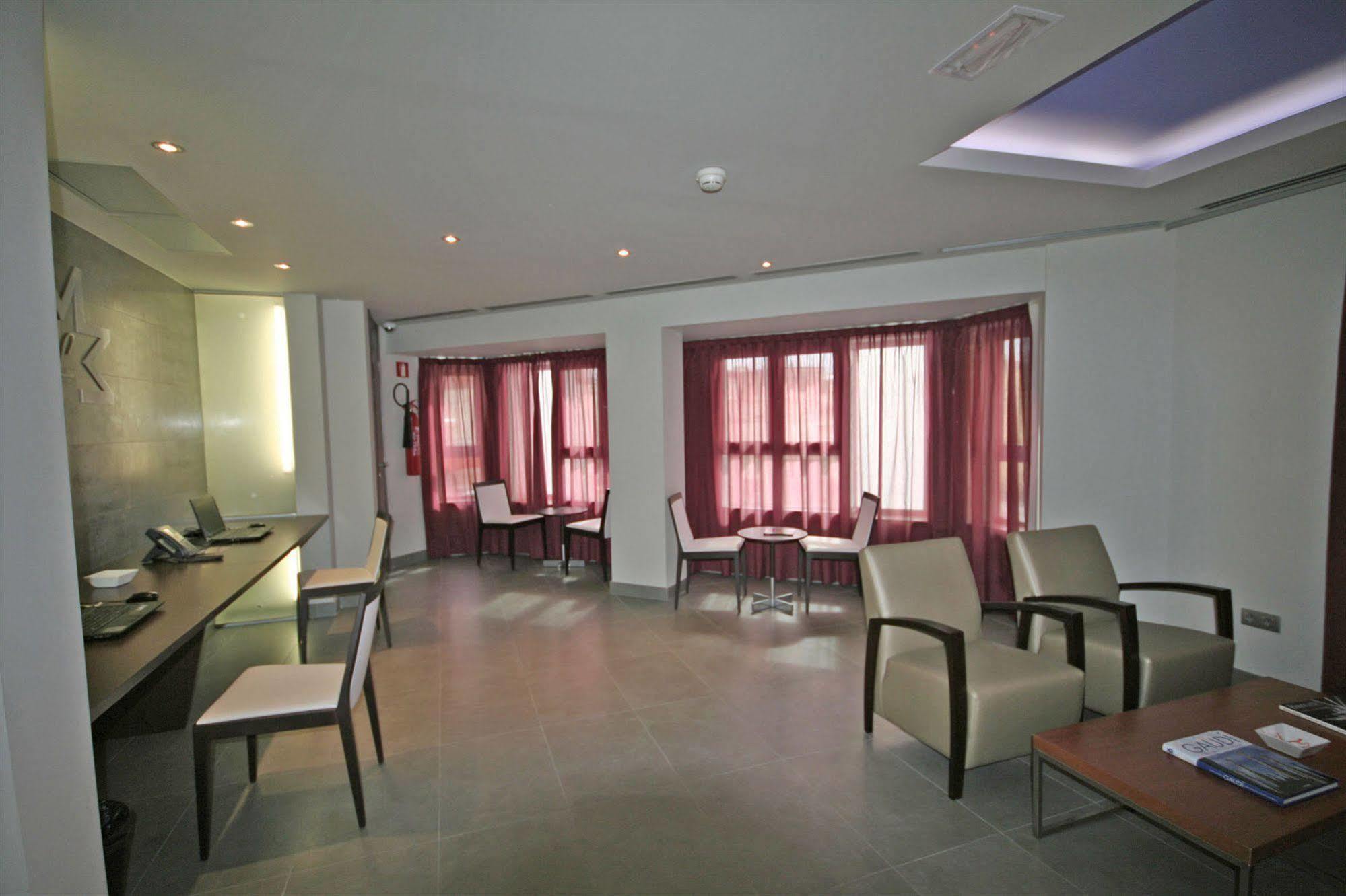 Hotel Madanis Liceo L’Hospitalet de Llobregat Exterior foto